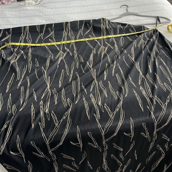 DIARRABLU Satu One-Shoulder Dress Black and Gold. - Picture 10 of 11